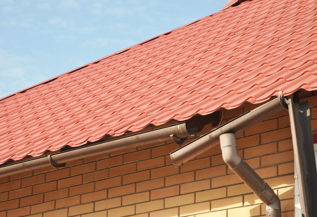 Repairing Damaged Gutters. Gutter Repair. Roof Guttering.